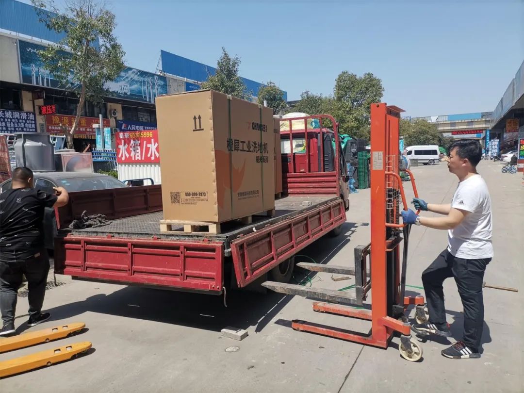 河南鄭州地區(qū)客戶采購橙犀洗地機