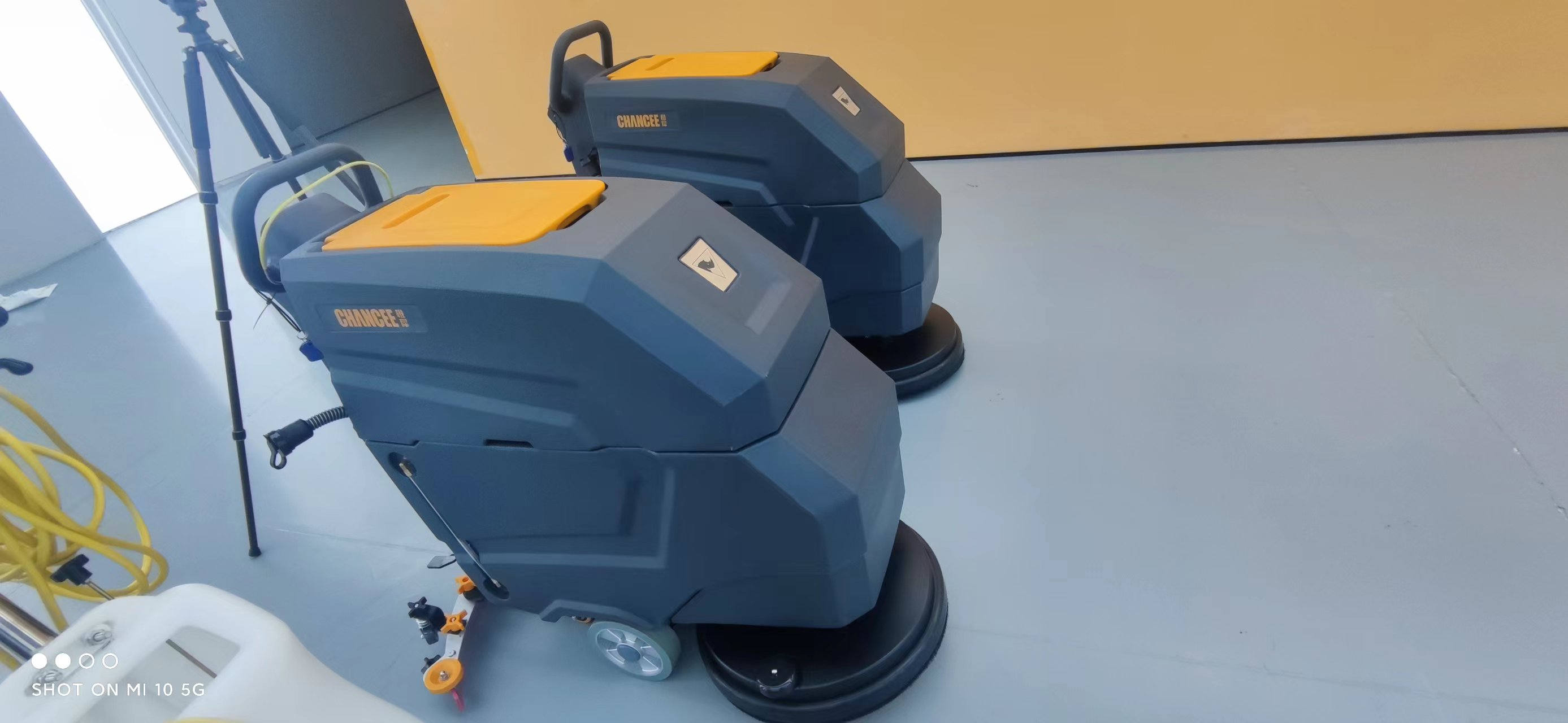  怎么拆卸安裝手推式洗地機(jī)的刷盤呢？