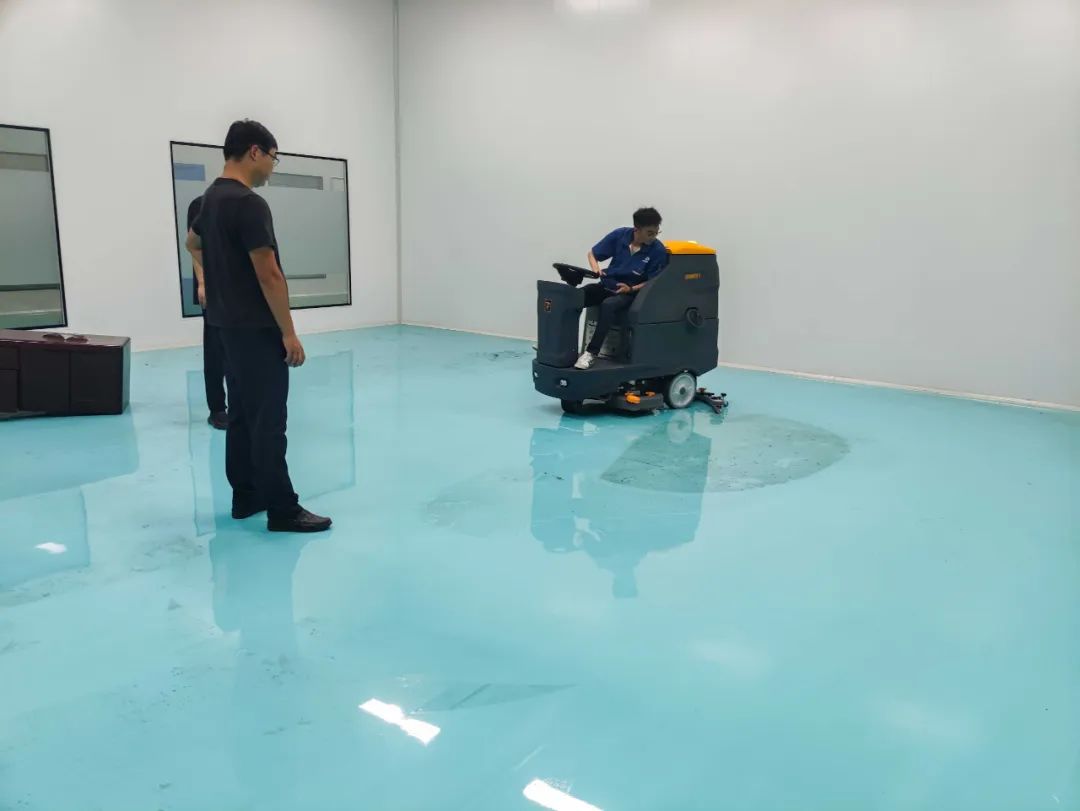  倉(cāng)庫(kù)使用駕駛式洗地機(jī)可以嘛