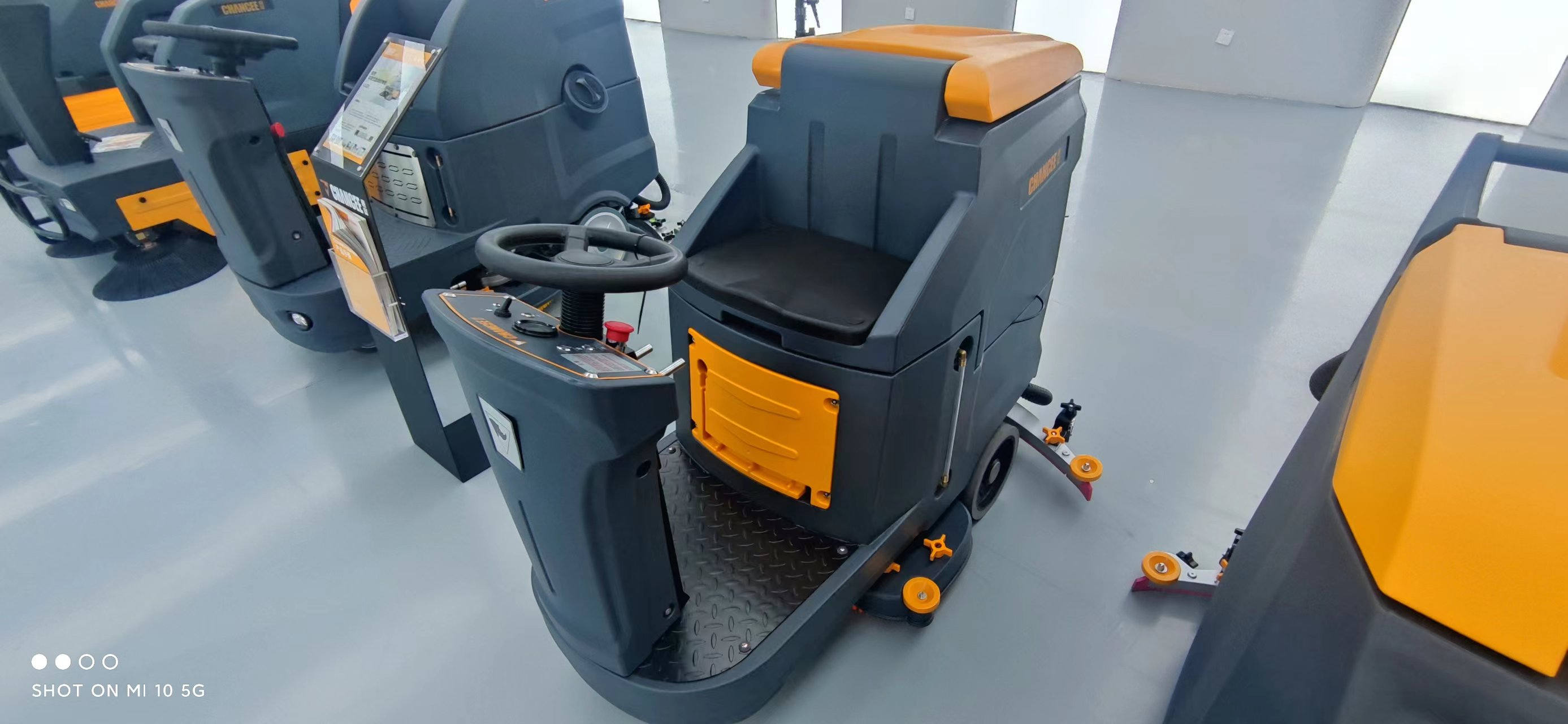 洗地機(jī)廠(chǎng)家教你如何檢查駕駛式洗地機(jī)