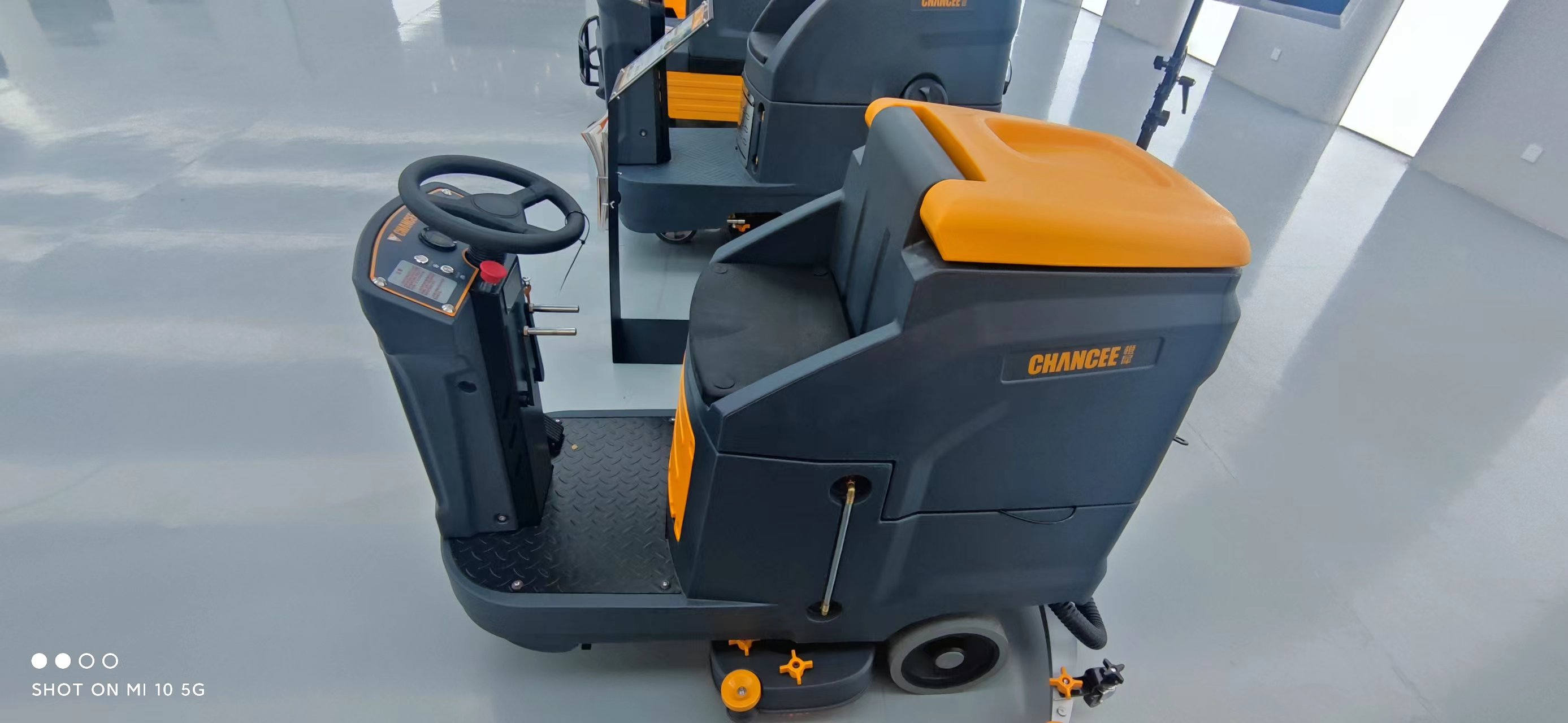 駕駛式洗地機出現(xiàn)出水不正常要怎么辦？