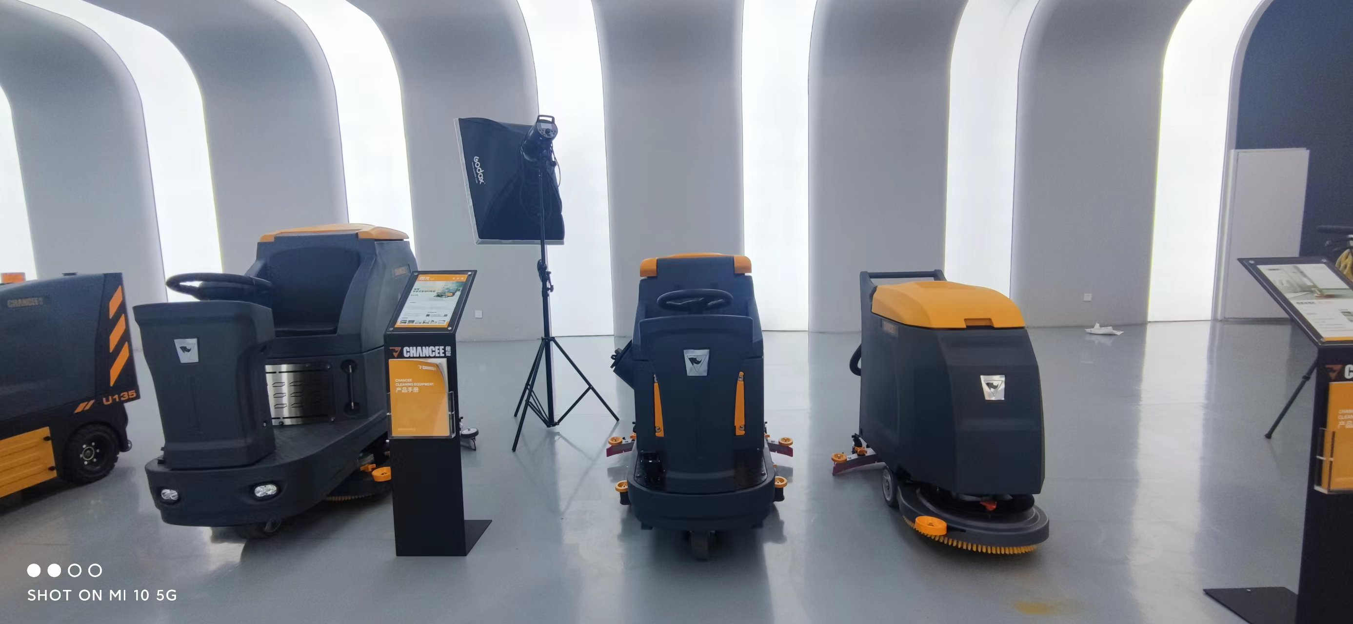 駕駛式洗地機的廣泛應(yīng)用給我們帶來了什么