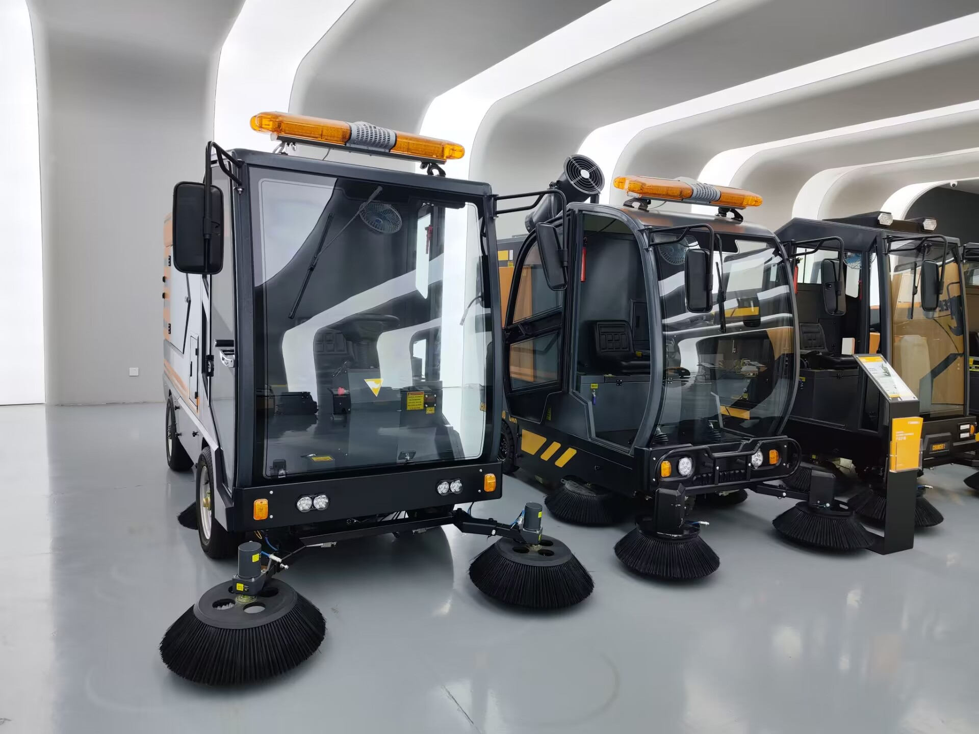 道路清掃車(chē)有哪些特點(diǎn)_清掃車(chē)機(jī)價(jià)格是多少呢？