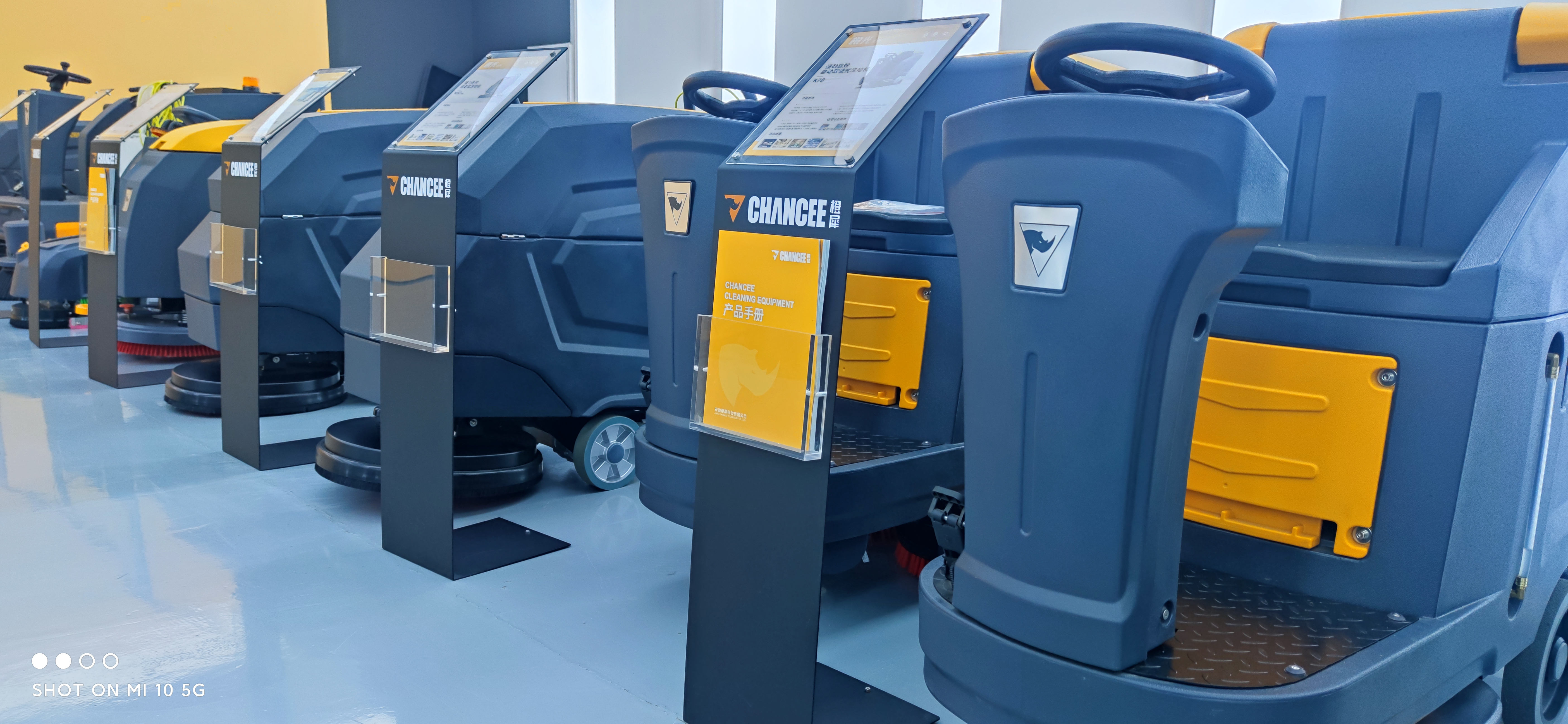 保潔阿姨學(xué)習(xí)使用電動駕駛洗地機(jī)可以嘛