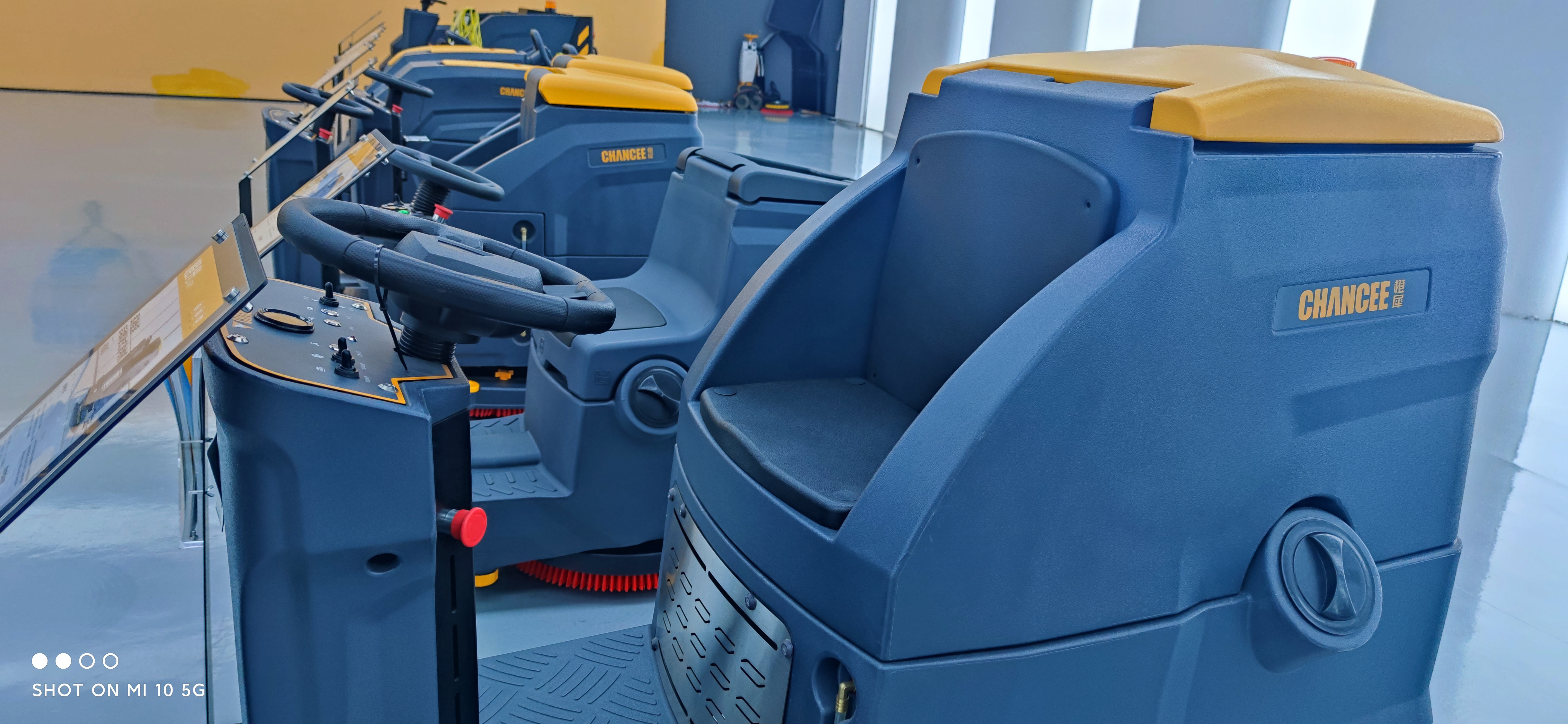 購買駕駛式洗地機(jī)時需要考慮哪些事項(xiàng)