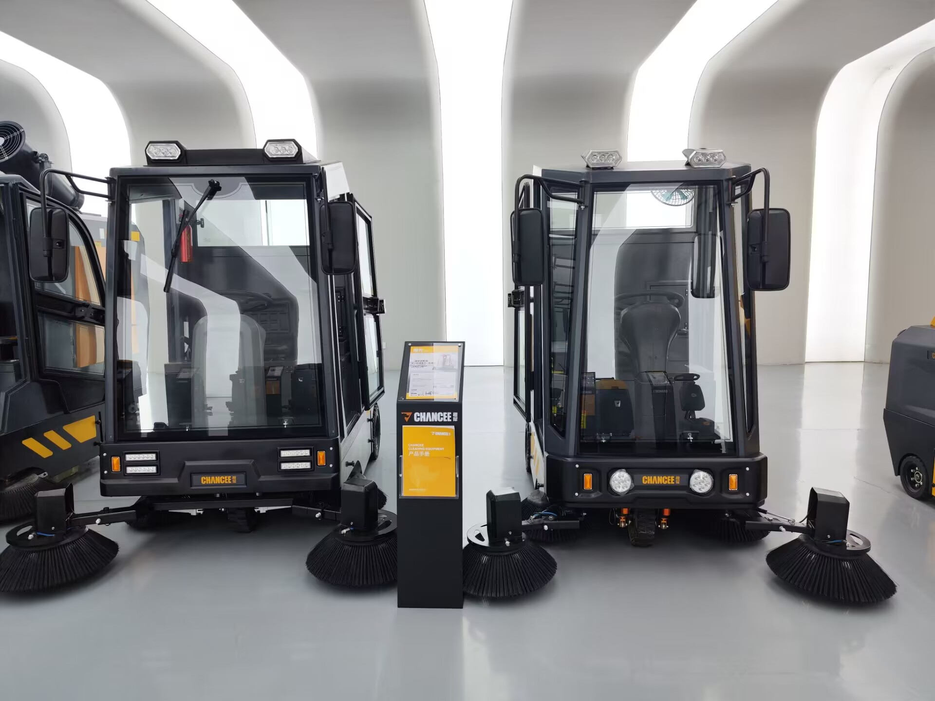 食品工廠園區(qū)采購駕駛式掃地機(jī)需要注意什么