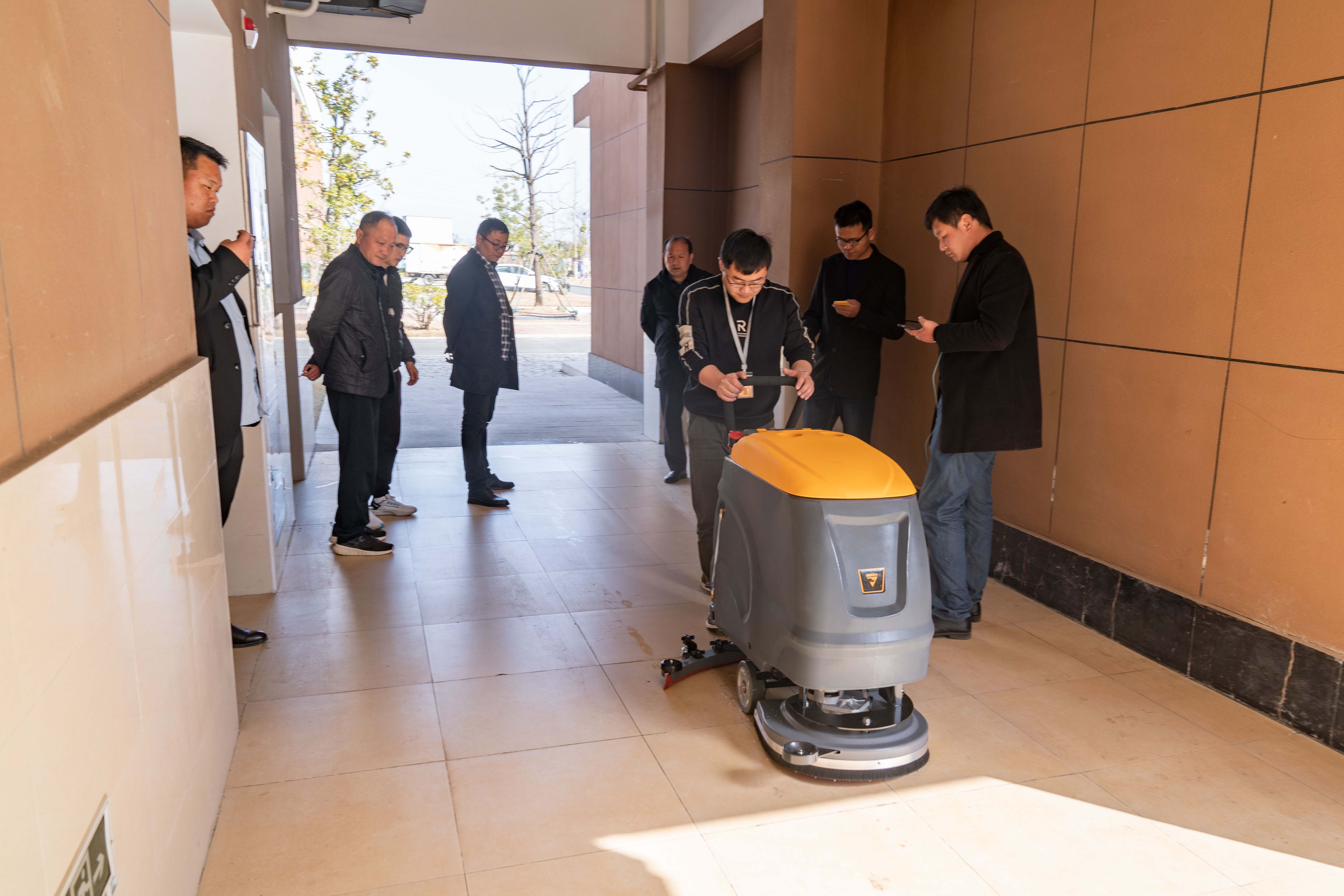 學(xué)校用什么洗地機(jī)